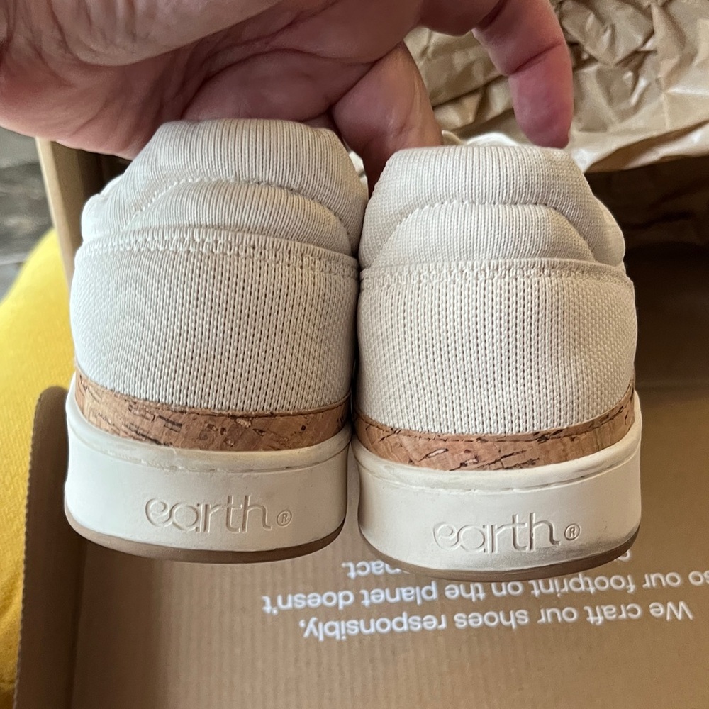 Cute women’s sneakers size 12! - Picture 4 of 9
